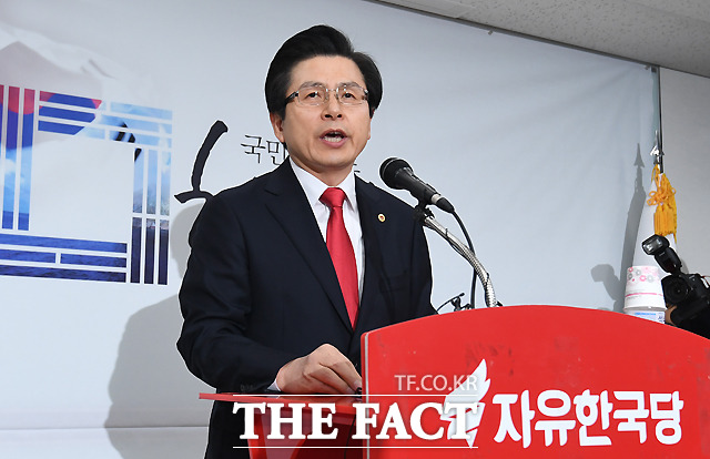 황교안 전 국무총리가 29일 오전 서울 영등포구 자유한국당사에서 기자회견을 열고 당대표 출마 선언을 하고 있다. /이새롬 기자