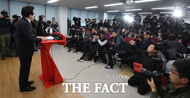 황교안 전 국무총리가 29일 오전 서울 영등포구 자유한국당사에서 기자회견을 열고 당대표 출마 선언을 하고 있다. /이새롬 기자