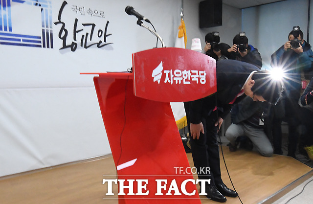 황교안 전 국무총리가 29일 오전 서울 영등포구 자유한국당사에서 기자회견을 열고 당대표 출마 선언을 하고 있다. /이새롬 기자