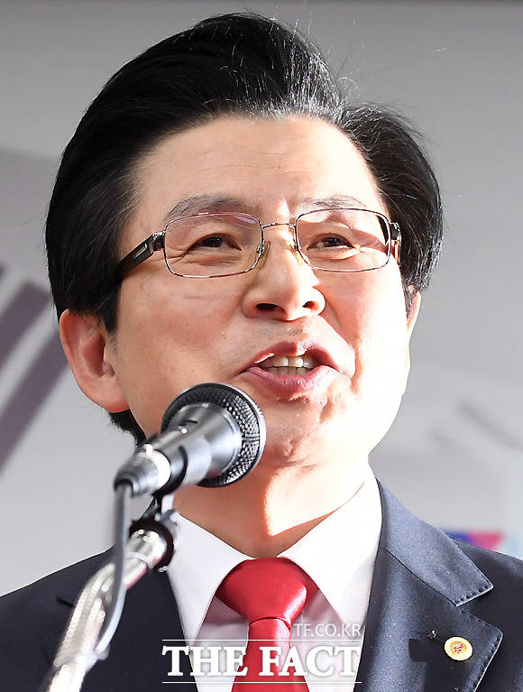 취재진과 질의응답 중 웃으며 여유를 보인 황교안 전 국무총리. /이새롬 기자