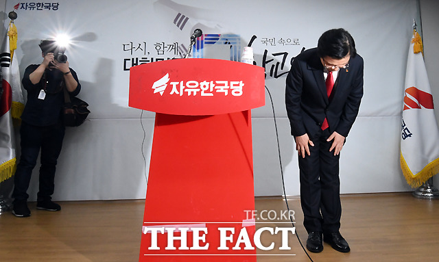 황교안 전 국무총리가 29일 오전 서울 영등포구 자유한국당사에서 기자회견을 열고 당대표 출마 선언을 하고 있다. /이새롬 기자