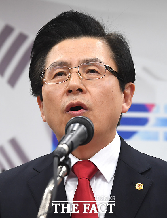 황교안 전 국무총리가 29일 오전 서울 영등포구 자유한국당사에서 기자회견을 열고 당대표 출마 선언을 하고 있다. /이새롬 기자