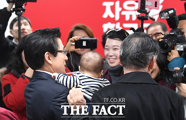 황교안 전 국무총리가 29일 오전 서울 영등포구 자유한국당사에서 기자회견을 열고 당대표 출마 선언을 하고 있다. /이새롬 기자