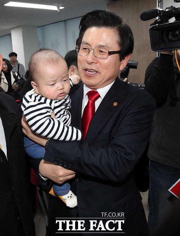 황교안 전 국무총리가 한 지지자가 데려온 아기를 안고 사진을 찍고 있다. /이새롬 기자 