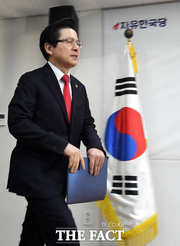 황교안 전 국무총리가 29일 오전 서울 영등포구 자유한국당사에서 기자회견을 열고 당대표 출마 선언을 하고 있다. /이새롬 기자