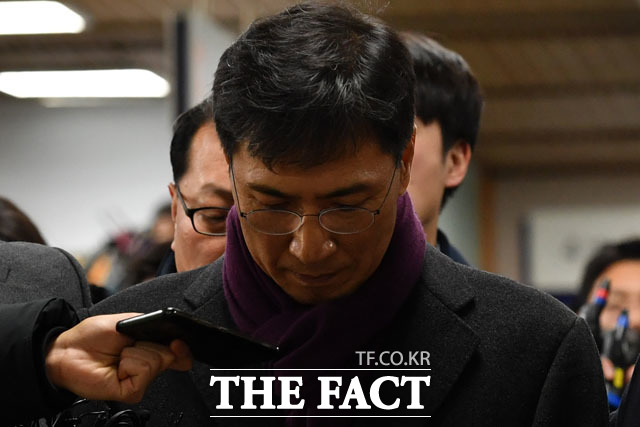 항소심 재판부는 1일 안희정(54) 전 충남도지사의 비서 성폭력을 위력에 의한 것으로 판단하고 법정 구속했다. 안 전남지사가 서울고등법원에서 열린 2심 선고 공판에 출석하던 당시. /남윤호 기자