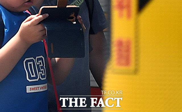 3일 방송통신위원회에 따르면 우리나라 국민의 스마트폰 보유율이 90%에 육박하면서 역대 최고를 기록했다. /더팩트 DB