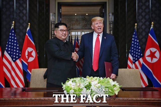 트럼프 대통령이 오는 27~28일 베트남에서 2차 북미정상회담을 갖는다고 밝혔다. 사진은 트럼프 대통령과 김정은 위원장이 지난해 6월 싱가포르에서 열린 1차 북미정상회담 공동합의문 서명식에서 악수를 하는 모습. /싱가포르 통신정보부