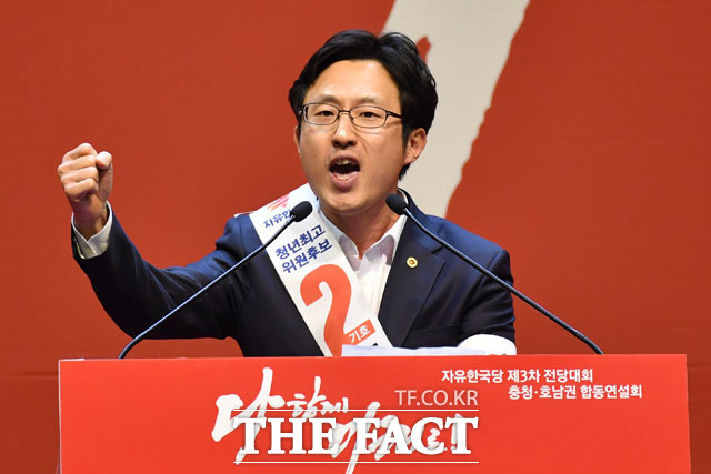 자유한국당 청년최고위원 후보 기호 2번 김준교 후보가 14일 오후 대전 중구 한밭종합운동장에서 열린 자유한국당 제3차 전당대회 충청·호남권 합동연설회에 참석해 정견발표를 하고 있다./대전=남윤호 기자