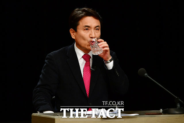 15일 오후 경기도 부천 OBS경인TV에서 열린 자유한국당 2.27 전당대회 당 대표 후보들의 첫 번째 TV토론회에서 황교안, 오세훈, 김진태 후보(왼쪽부터)가 손을 잡고 포즈를 취하고 있다./부천=국회사진취재단