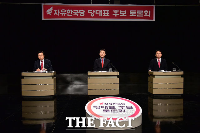 15일 오후 경기도 부천 OBS경인TV에서 열린 자유한국당 2.27 전당대회 당 대표 후보들의 첫 번째 TV토론회에서 황교안, 오세훈, 김진태 후보(왼쪽부터)가 손을 잡고 포즈를 취하고 있다./부천=국회사진취재단