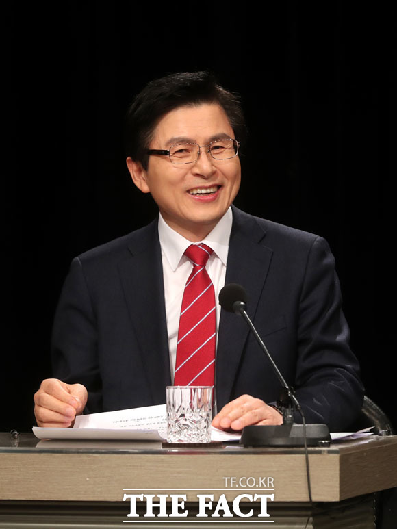 15일 오후 경기도 부천 OBS경인TV에서 열린 자유한국당 2.27 전당대회 당 대표 후보들의 첫 번째 TV토론회에서 황교안, 오세훈, 김진태 후보(왼쪽부터)가 손을 잡고 포즈를 취하고 있다./부천=국회사진취재단