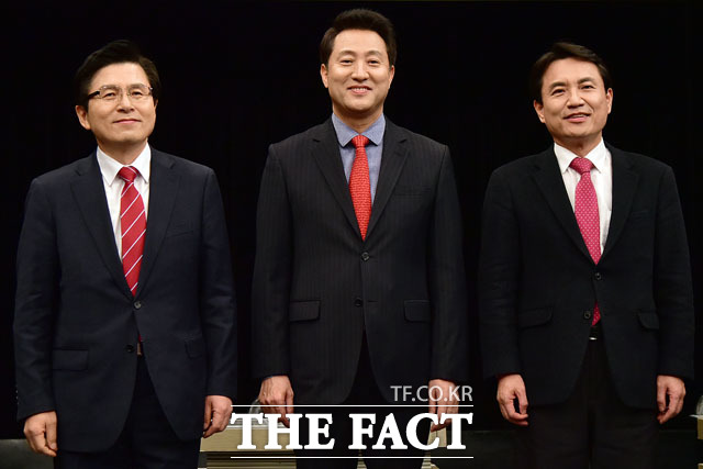 15일 오후 경기도 부천 OBS경인TV에서 열린 자유한국당 2.27 전당대회 당 대표 후보들의 첫 번째 TV토론회에서 황교안, 오세훈, 김진태 후보(왼쪽부터)가 손을 잡고 포즈를 취하고 있다./부천=국회사진취재단