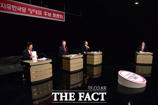 15일 오후 경기도 부천 OBS경인TV에서 열린 자유한국당 2.27 전당대회 당 대표 후보들의 첫 번째 TV토론회에서 황교안, 오세훈, 김진태 후보(왼쪽부터)가 손을 잡고 포즈를 취하고 있다./부천=국회사진취재단