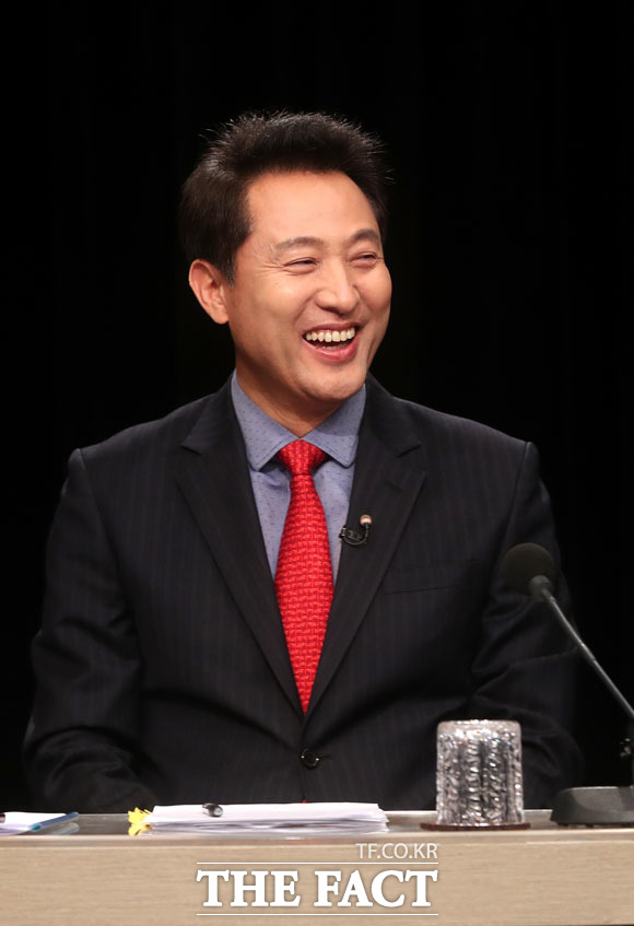 15일 오후 경기도 부천 OBS경인TV에서 열린 자유한국당 2.27 전당대회 당 대표 후보들의 첫 번째 TV토론회에서 황교안, 오세훈, 김진태 후보(왼쪽부터)가 손을 잡고 포즈를 취하고 있다./부천=국회사진취재단