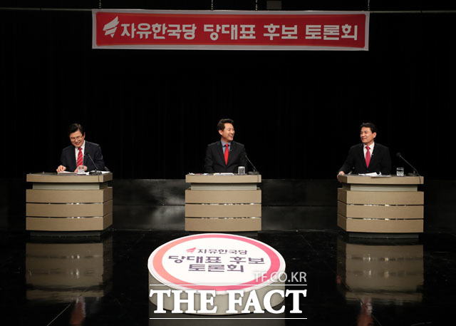 15일 오후 경기도 부천 OBS경인TV에서 열린 자유한국당 2.27 전당대회 당 대표 후보들의 첫 번째 TV토론회에서 황교안, 오세훈, 김진태 후보(왼쪽부터)가 손을 잡고 포즈를 취하고 있다./부천=국회사진취재단