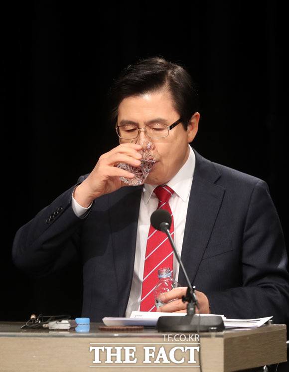 15일 오후 경기도 부천 OBS경인TV에서 열린 자유한국당 2.27 전당대회 당 대표 후보들의 첫 번째 TV토론회에서 황교안, 오세훈, 김진태 후보(왼쪽부터)가 손을 잡고 포즈를 취하고 있다./부천=국회사진취재단