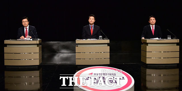 15일 오후 경기도 부천 OBS경인TV에서 열린 자유한국당 2.27 전당대회 당 대표 후보들의 첫 번째 TV토론회에서 황교안, 오세훈, 김진태 후보(왼쪽부터)가 손을 잡고 포즈를 취하고 있다./부천=국회사진취재단