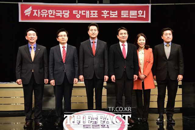 15일 오후 경기도 부천 OBS경인TV에서 열린 자유한국당 2.27 전당대회 당 대표 후보들의 첫 번째 TV토론회에서 황교안, 오세훈, 김진태 후보(왼쪽부터)가 손을 잡고 포즈를 취하고 있다./부천=국회사진취재단