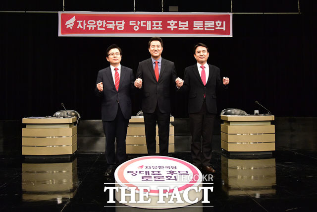 15일 오후 경기도 부천 OBS경인TV에서 열린 자유한국당 2.27 전당대회 당 대표 후보들의 첫 번째 TV토론회에서 황교안, 오세훈, 김진태 후보(왼쪽부터)가 손을 잡고 포즈를 취하고 있다./부천=국회사진취재단