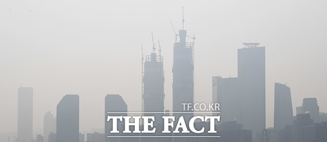 숨쉬기조차 힘든 상황이 이어지고 있는 가운데 오늘(5일)도 미세먼지가 전국으로 확산되면서 한반도 전체 공기질이 나빠지겠다./이동률 기자