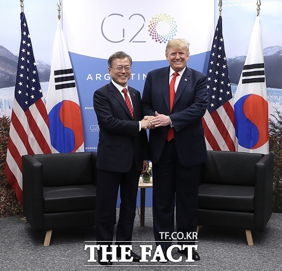 문재인 대통령은 1일 청와대에서 열린 수석·보좌관회의에서