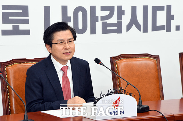 황교안 자유한국당 대표가 4일 오후 서울 여의도 국회 당대표실에서 기자간담회를 갖고 있다./국회=임영무 기자