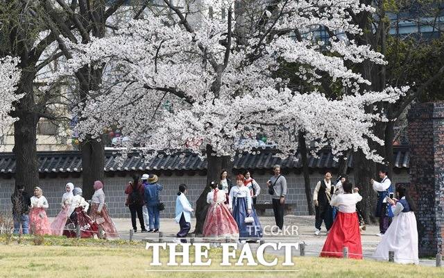 금요일인 오늘(3일)은 전국이 맑은 가운데 낮 최고기온은 18~28도로 평년보다 높겠지만 낮과 밤의 기온 차가 10~20도로 매우 커 건강관리에 유의해야 한다. /더팩트 DB