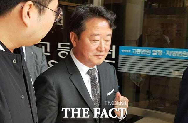 '인보사 사태'가 확산하고 있는 가운데 이웅열 전 코오롱그룹 회장이 침묵이 아닌 적극적으로 수습해야 한다는 여론이 일고 있다. 사진은 지난 16일 서울중앙지법에서 공판을 받고 나오는 이 전 회장의 모습. /이성락 기자