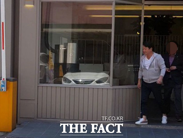 이웅열 전 코오롱그룹 회장이 31일 오전 <더팩트> 취재진과 만나 '인보사케이주' 사태와 관련해 