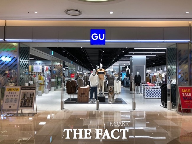 패스트리테일링은 국내에서 수천억 원의 돈을 벌어가면서도 지불한 세금은 극히 적었던 것으로 드러났다. 패스트리테일링은 지난해 556억 원의 배당금을 챙긴 반면, 한국에 지불한 세금은 28억 원에 그쳤다. 사진은 유니클로의 하위브랜드인 지유 잠실 롯데타워점의 모습. /잠실=신지훈 기자