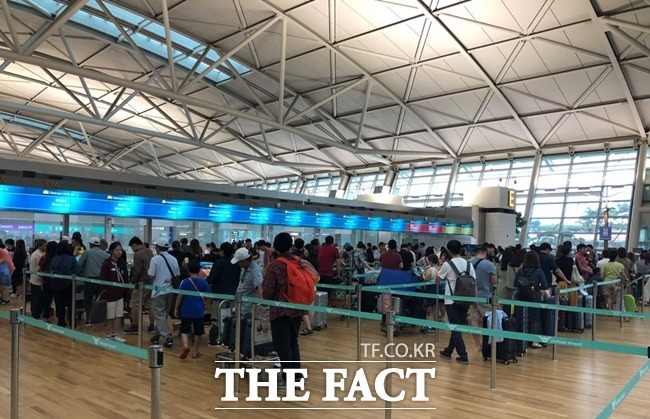 국내 직장인의 58.9%가 '연차를 짧게 여러 번' 사용하는 것을 선호하는 것으로 나타났다. 또한 23.8%가 연차를 사용해 연간 2회의 여행을 떠나는 것으로 조사됐으며, 17.7%의 직장인은 무려 5회 여행을 떠난다고 답했다. 사진은 지난 25일 베트남으로 휴가를 떠나기 위해 탑승 수속 중인 여행객들의 모습. /인천국제공항=신지훈 기자