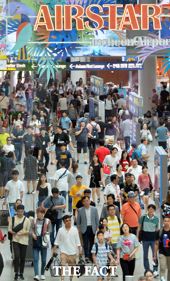 직장인들에게 '여름휴가를 계획할 때 회사로부터 불편했던 경험'을 묻자 22%가 '회사가 휴가 일정을 확정해주지 않을 때' 가장 불편했다고 답했다. 또 직장인의 29%는 휴가를 편안하게 보내기 위한 방법으로 '인수인계를 잘하고 간다'고 답했다. 사진은 여름 휴가를 떠나려는 여행객들의 모습. /더팩트 DB