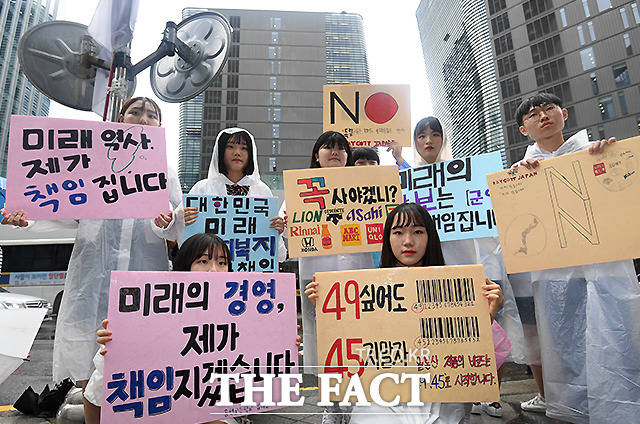 여론조사 전문기관 한국갤럽이 성인 1006명을 대상으로 불매운동과 관련해 설문조사를 실시한 결과, 응답자의 80%가 '최근 한일 간 분쟁으로 일본산 제품을 사는 것이 꺼려진다'고 답했다. 사진은 26일 오전 서울 종로구 일본대사관 앞에서 일본제품 불매운동 동참을 선언한 의정부고등학교학생연합 학생들의 모습. /이새롬 기자