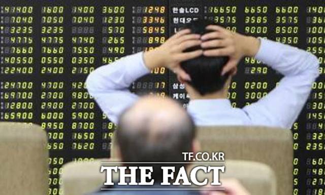 29일 코스피가 곤두박질치며 2020선까지 내려앉았다. 코스닥도 4% 하락하며 27개월 만의 최저치를 기록했다. /더팩트 DB