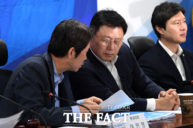 민주당은 조 후보자 청문회에서 모든 의혹을 밝혀낼 수 있다는 입장이다. 박광온 민주당 허위조작정보대책특위는 조 후보자와 관련한 허위조작정보를 생산하고 있는 유튜브 채널과 영상에 대해 법적 조치를 검토하며 대응에 나서고 있다. /남윤호 기자