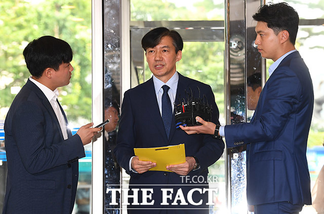 조국 법무부 장관 후보자를 둘러싼 의혹이 쌓이며 '조국 방어'에 안간힘을 쓰고 있는 더불어민주당 지지율도 하락하고 있다는 여론조사 결과가 나왔다. /이동률 기자