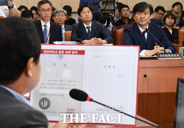 주광덕 자유한국당 의원이 지난 6일 조국 법무부 장관 후보자 인사청문회에서 조 후보자에게 질의하고 있다. /배정한 기자