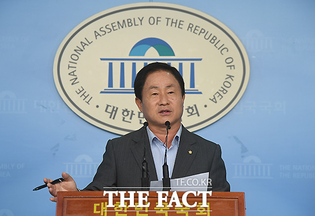 주광덕 자유한국당 의원은 8일 국회 정론관에서 기자회견을 갖고 조국 법무부 장관 후보자 아들의 서울대 법대 공익인권법센터 인턴 활동 증명서에 대해 