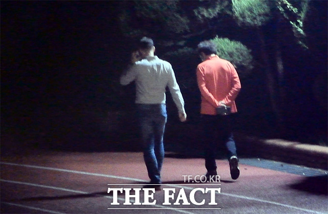 이학재 자유한국당 의원(오른쪽)이 단식 15일째인 지난달 29일 저녁 보좌관과 함께 국회 운동장을 돌고 있다. 이 의원은 건강 상태를 우려한 의원들의 만류로 다음 날인 30일 오후 병원에 이송된 후에도 천막으로 돌아와 단식을 이어갔다. /국회=이새롬·이선화 기자