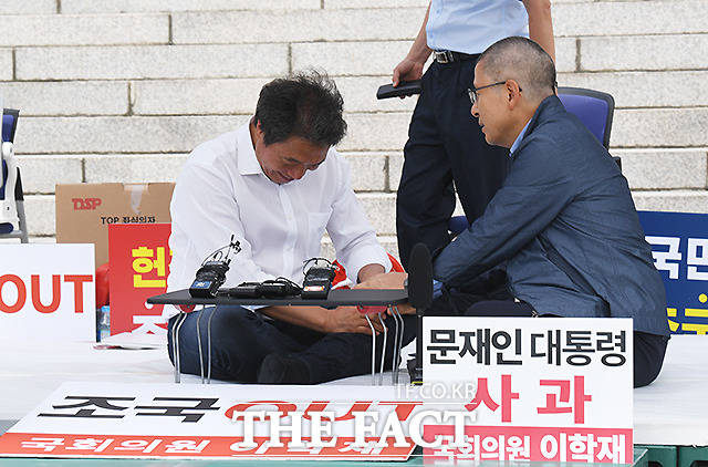 17일 이 의원을 찾아 격려하는 황교안 대표(오른쪽).