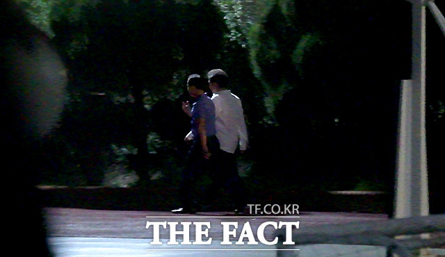 26일 어둠이 내려 앉은 국회, 운동장을 도는 이 의원(오른쪽)과 보좌관.