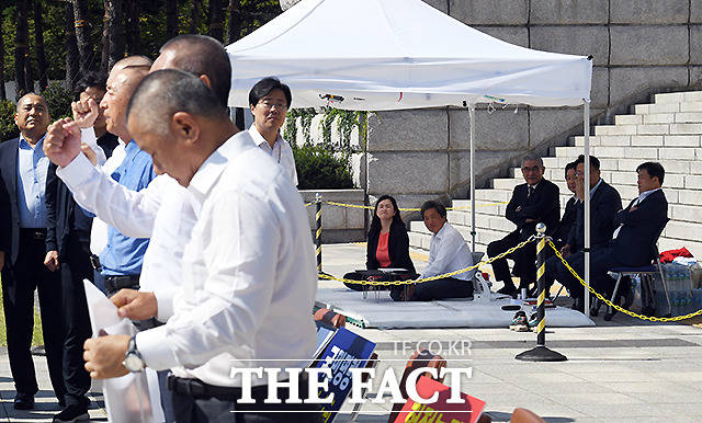 19일 이 의원의 천막 앞에서 삭발 릴레이에 동참한 자유한국당 소속 의원들.