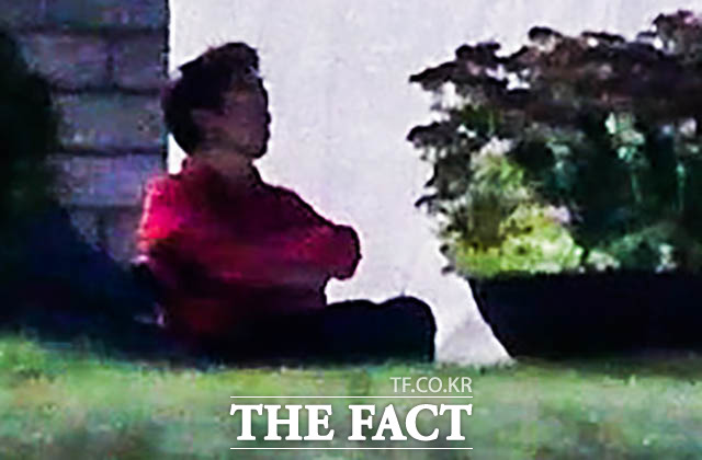 의자에 앉아 쉬는 시간에도 다리를 들어 올리며 하체 운동을 하고 있는 이 의원.