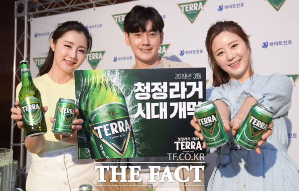 하이트진로는 테라가 여름 성수기인 7~8월에만 300만 상자(한 상자당 10ℓ 기준) 이상 팔리며, 2억 병 판매를 돌파했다고 28일 밝혔다. /더팩트 DB