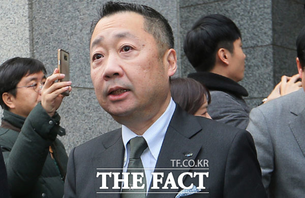 두산그룹은 29일 면세점 사업에서철수하기로 결정했다. 사진은 박정원 두산그룹 회장. /더팩트 DB