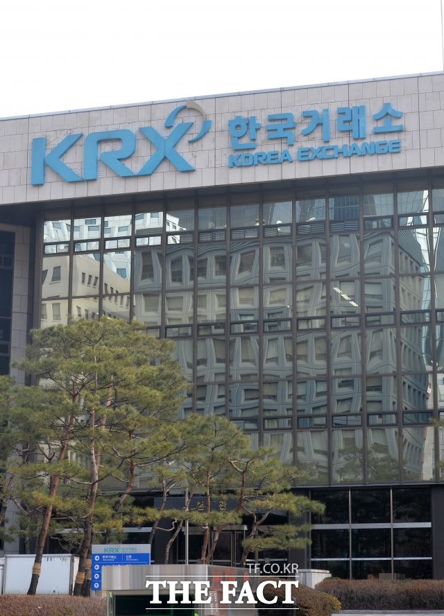 1일 코스피 지수는 꾸준히 상승폭을 키우며 2100선을 넘겼다. / 더팩트 DB