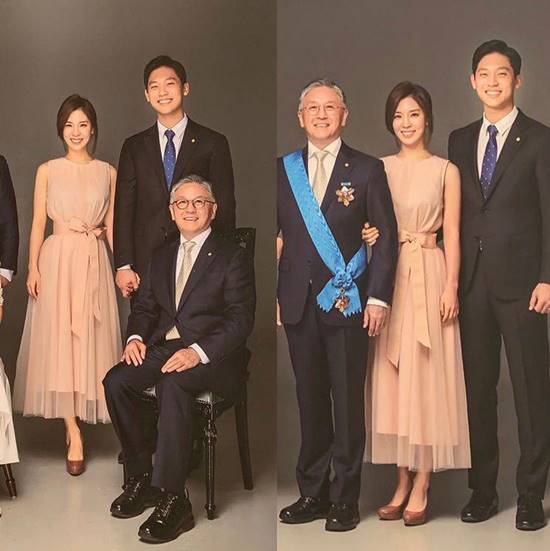 오뚜기 함영준 회장의 장녀 함연지 씨(왼쪽)와 배우자 김재우 씨, 함영준 회장이 함께 포즈를 취하고 가족 사진을 찍고 있다. /함연지 SNS