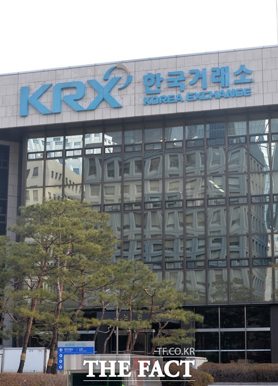 국내 증시가 일제히 상승한 가운데 삼성전자가 거래일 기준 3일 연속 최고가를 경신했다. /더팩트 DB