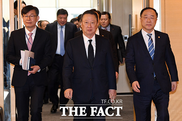 박용만 대한상공회의소 회장(가운데)이 7일 오전 서울 중구 대한상공회의소 회관에서 열린 '신종 코로나 바이러스 감염증 관련 기업인 간담회'에 참석하기 위해 이동하고 있다. /남용희 기자